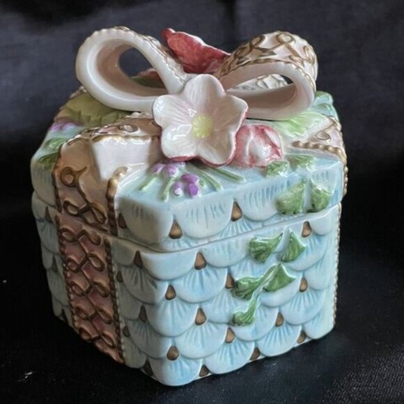Vintage Fitz And Floyd Octagon Trinket Box W/Bow & Flowers3 1/2" Tall 4" Wide - Picture 3 of 5